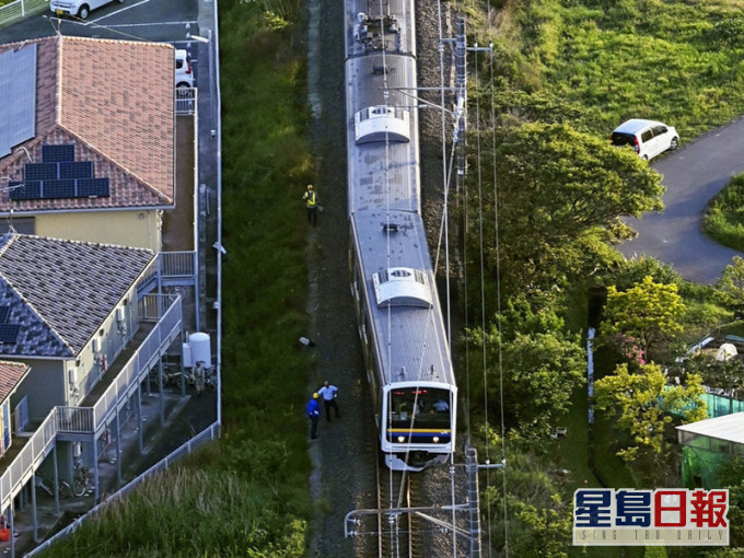 日本10岁男童「做实验」掷石落路轨,导致JR电车出轨。(网图)