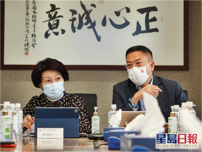 主席郑翔玲(左)与会长施荣怀(右)就中央涉港选举决定座谈会内容进行分享。
