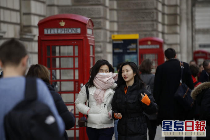 英国伦敦街头民众佩戴口罩。AP图片