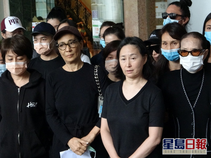 何超琼(右二)成为第三名向高等法院遗产承办处登记知会备忘的何家成员。资料图片