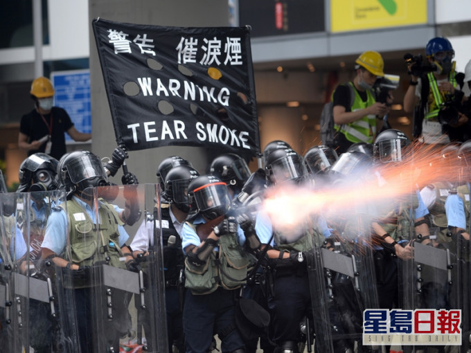 报告认为警使用催泪烟时需协调。资料图片