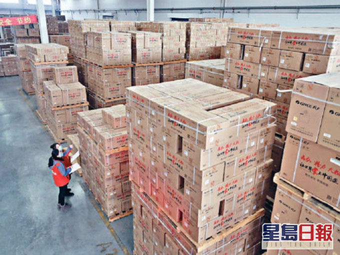 不少上市公司的業務集中於內地,本港會計師須親自北上進行盤點及核數。