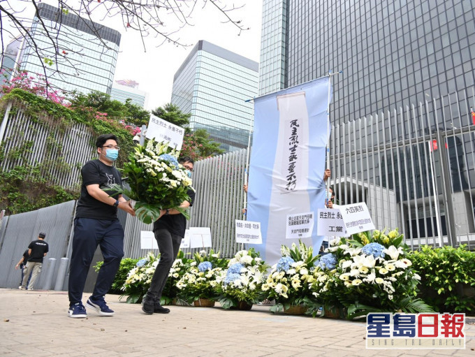 支聯會於政府總部外獻花,悼念六四事件的死難者。