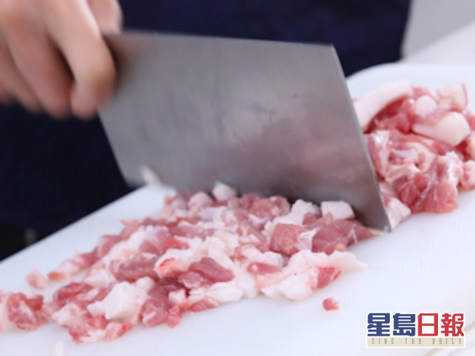 房委会通告指有人清晨剁肉饼引邻居不满。网图(示意图)