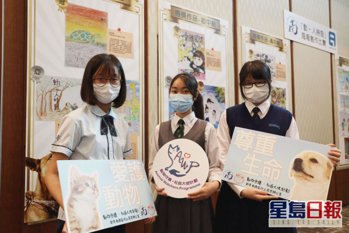 鄧婥翹(左起)、劉桐茵和江雪兒參與警方「動‧人時刻海報創作比賽」奪冠。 林家希攝