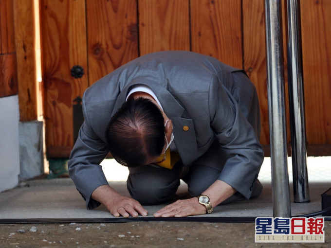 南韓新天地教會創辦人就疫情蔓延跪地道歉。