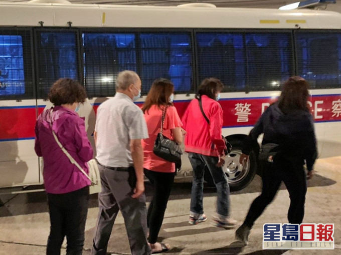 警方於行動中拘捕一名負責人及3名酒客。警方圖片