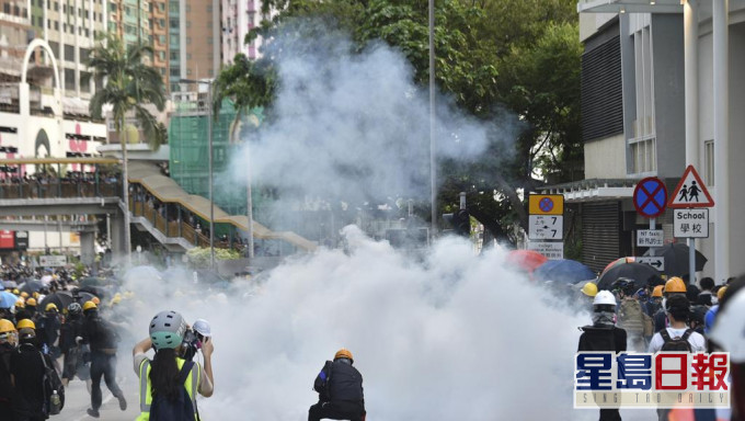 2019年11月13日荃湾多处被示威者占据及以杂物堵路。 资料图片