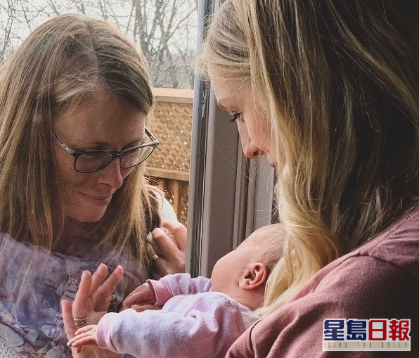 婆婆眼神充满爱意。Ourmanvillage IG