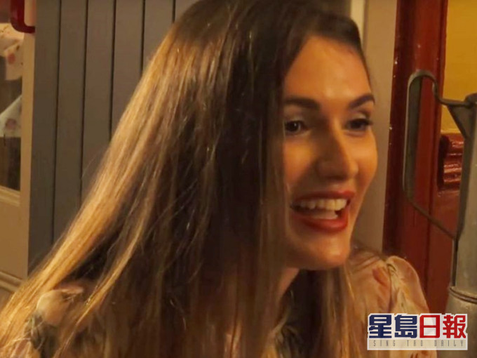 俄羅斯表演藝術家帕夫倫斯基的女友塔代奧(Alexandra de Taddeo)。網上圖片