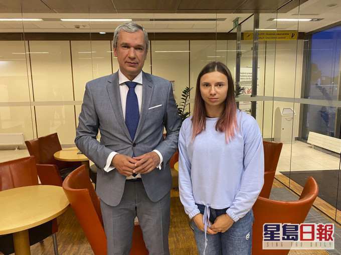 白俄奧運代表齊馬努斯卡婭(右)轉抵華沙,在機場與白俄反對派政治人物拉圖什科會面。AP圖片