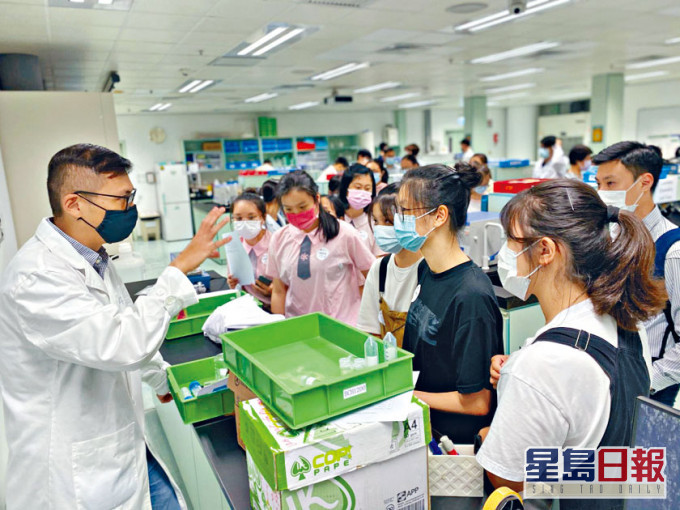 城大早前為參賽學生舉行工作坊,學習化妝品配方原理及實驗技巧,以設計及配製參賽化妝品。