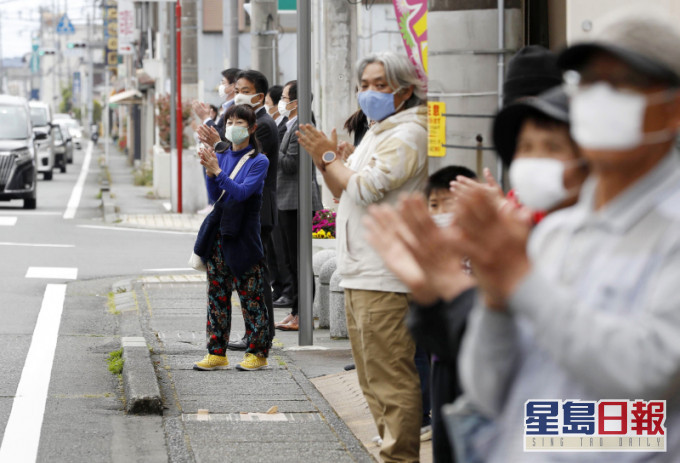 日本市民為抗疫的醫護鼓掌。AP圖