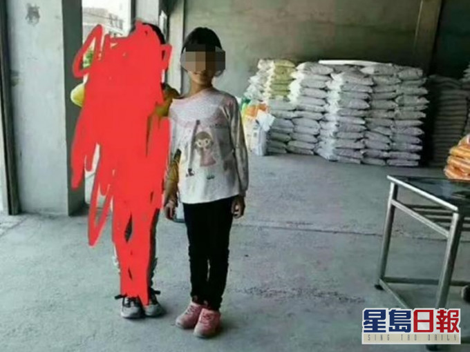 純純的父親指女兒性格內向。網圖