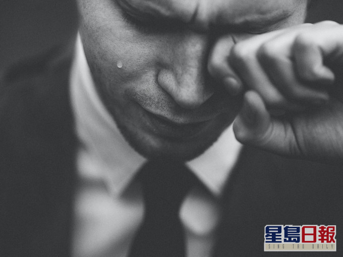 港男借家人钱炒股不服输蚀36万,结婚梦碎感内疚。unsplash图片