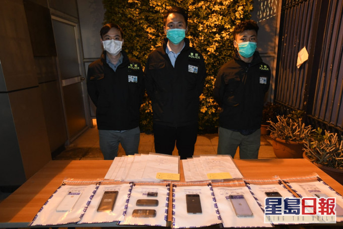 警方展示案中部分证物。 资料图片