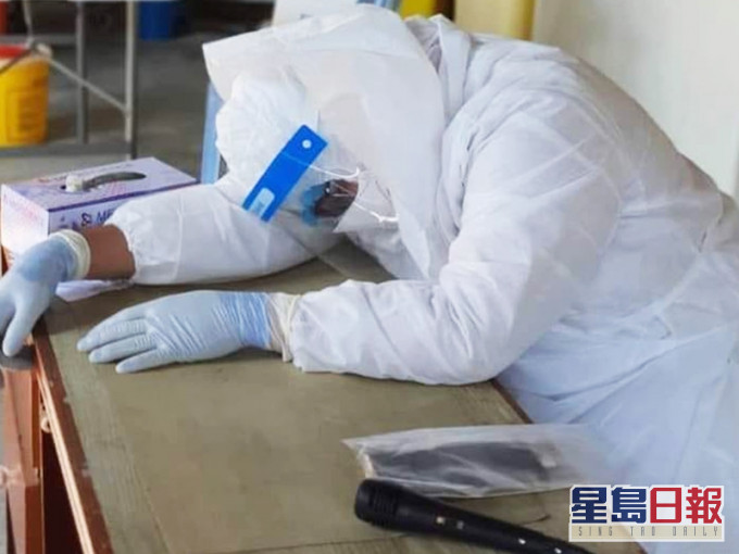 马来西亚一名医生长时间在抗疫前线值勤,日前因为太累而趴在桌上睡觉,身上还穿著防护衣,没想到一睡便再也醒不来。网图