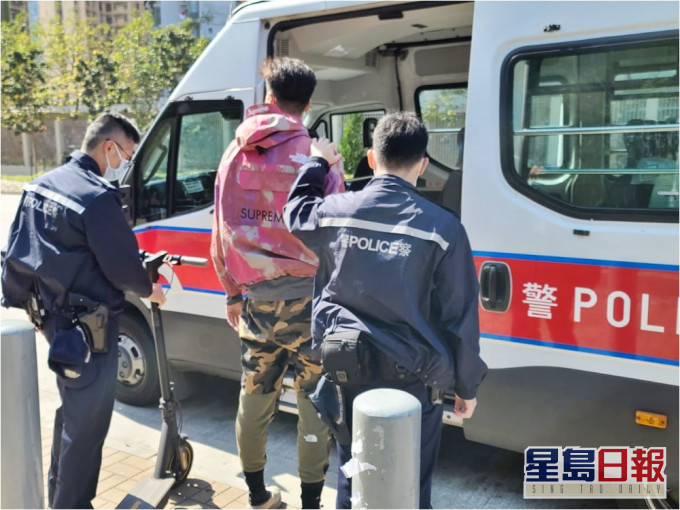 34歲男子涉騎未經登記的電動滑板車被捕。警方圖片