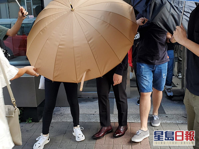 被告杨家盛(中)投诉遭警员要求脱下内裤,警员以右手手指逗其阴囊,更不断侮辱他「死曱甴」。