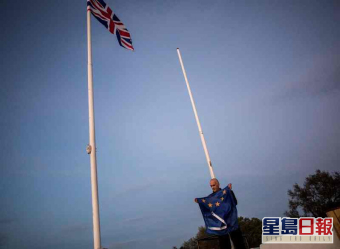 英國脫歐後直布羅陀一名工人將歐盟旗幟除下。AP