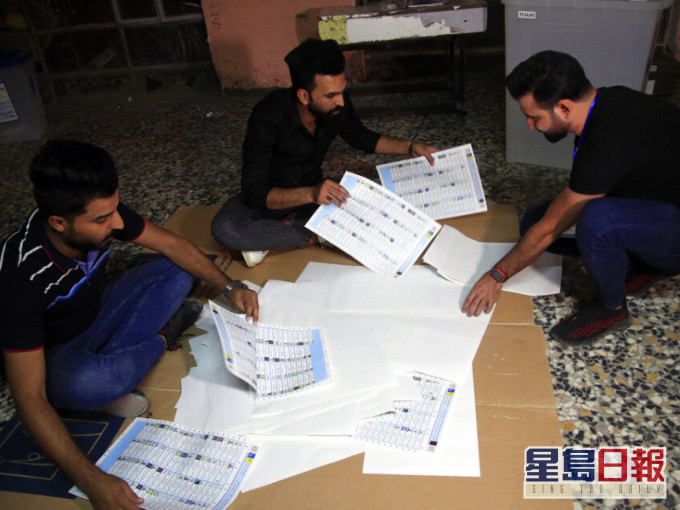 伊拉克國會選舉完成投票，有職員開始點票。AP圖片
