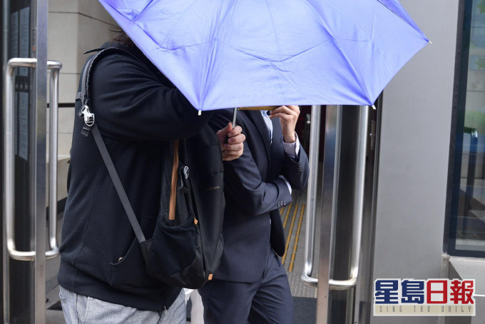 被告梁健樂(右)。