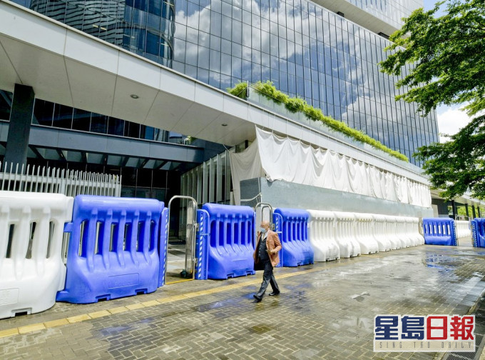 政府總部及立法會大樓一帶已被水馬圍封。