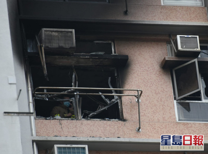 秀茂坪寶達邨單位起火，外牆遭熏黑。