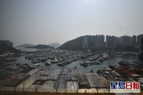由單位外望,可將船廠及對出香港仔南避風塘收入眼底。
