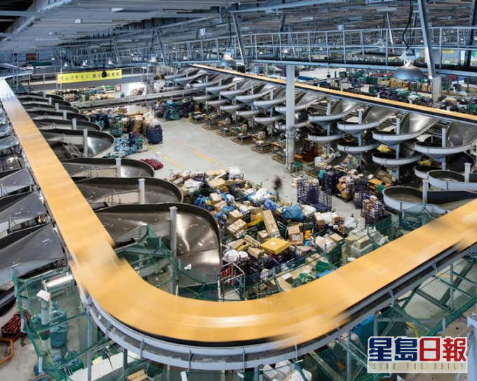 政府將申請撥款重建機場空郵中心,冀2027年底前啓用。資料圖片