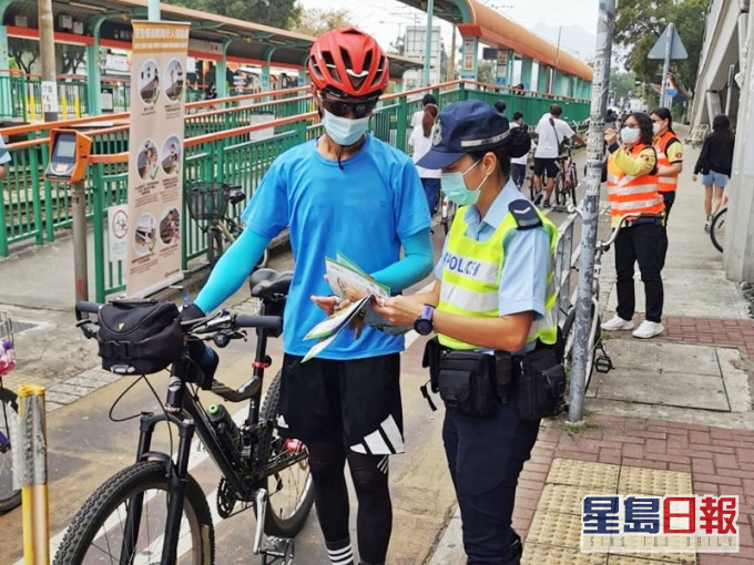 新界北總區、香港鐵路有限公司及屯門區耆樂警訊會員,在區內單車熱點進行單車安全宣傳活動。警方圖片