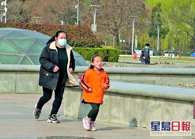 琪琪(右)每天跑步10公里鍛鍊,希望增重以進行骨髓移植手術。網圖