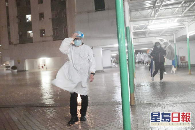 荃灣荃威花園風雨交加。