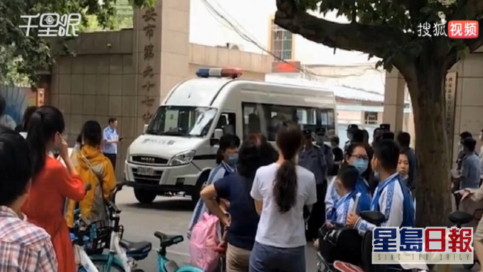 西安市一名小一男学生在校园内被车撞倒,抢救无效死亡。网上影片截图