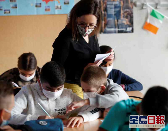 法國自新學年開學後因發現確診病例已有22所學校關閉。AP