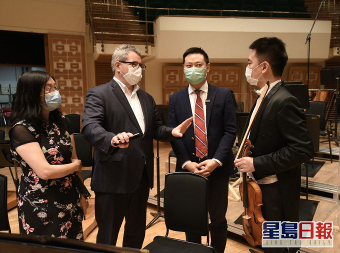 徐英伟(右二)听取霍品达(左二)介绍乐团的工作。政府新闻处图片