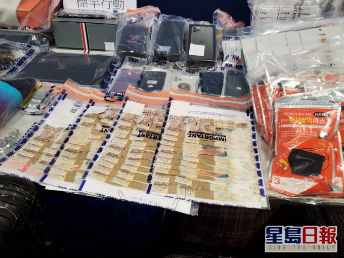 警方起出大批赃物,包括手提电话、口罩、探热针等。