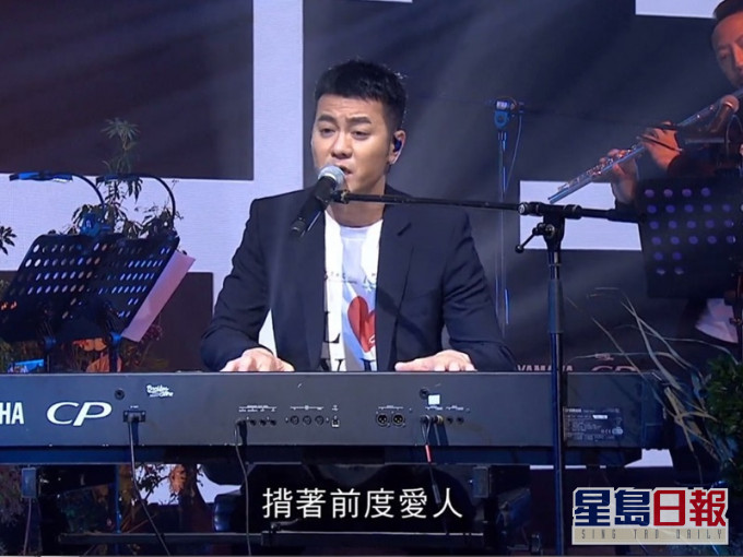 梁漢文為慈善抗疫騷自彈自唱。