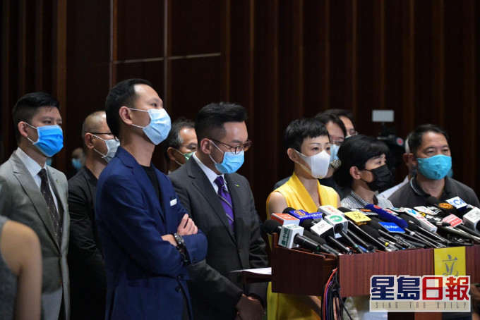 民主派議員形容人大通過的決定如同判處「一國兩制」死刑。