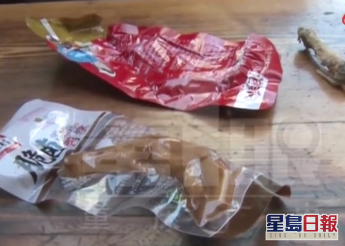 周先生称购买一批泡鸭爪小食,未料当中部分已发霉。影片截图