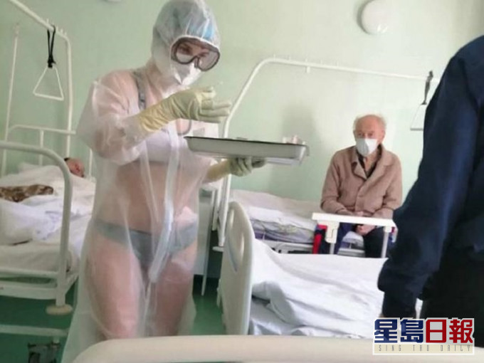 女護士身穿透明保護衣,而其裡面卻僅穿內衣褲去照顧男病人。網圖