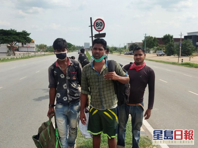 Rajesh Chouhan（右）與十名同伴在10日內走了2千公里返鄉。網圖