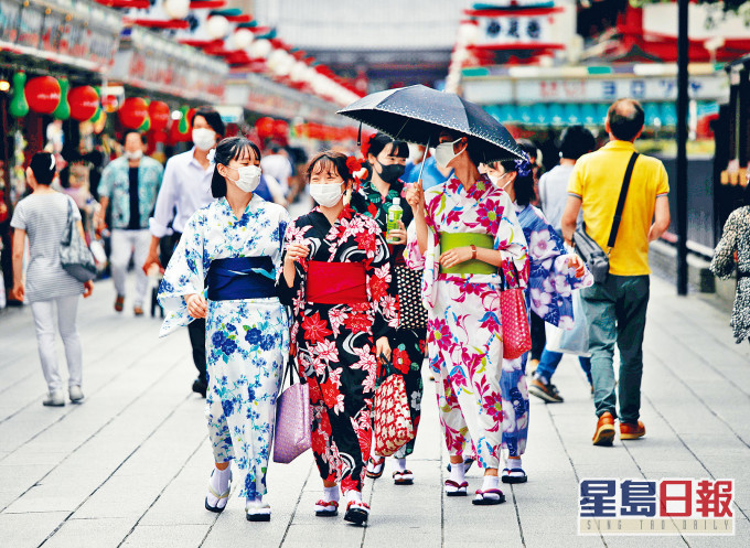 遊客穿和服戴口罩逛東京淺草商店街仲見世通。