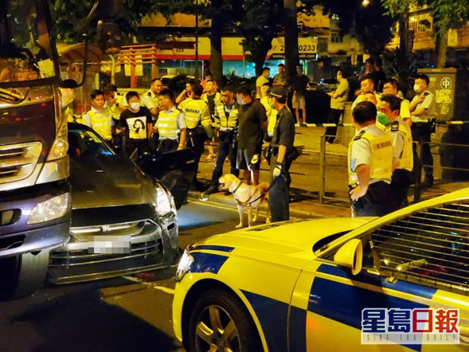 警方帶警犬到場搜車,並未發現可疑物品。