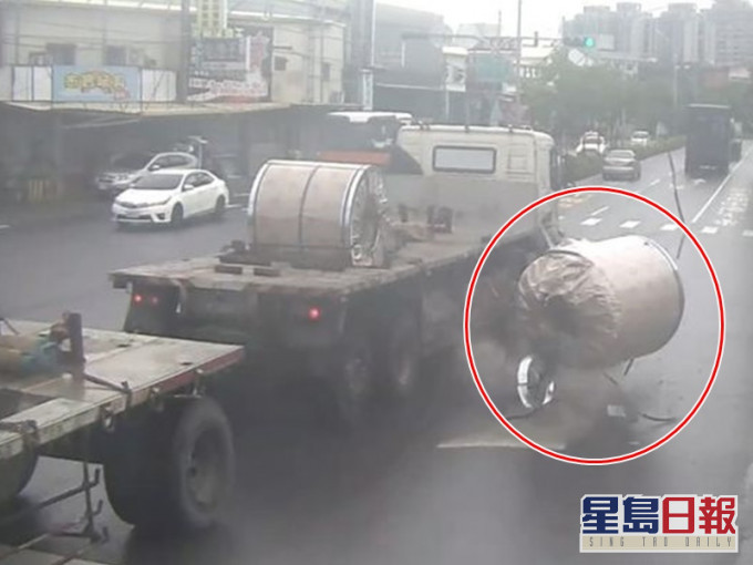 8吨重钢圈从重型车上飞堕马路。网图
