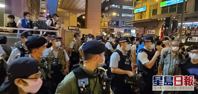 警员在太子站外戒备。