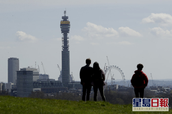 英國疫情持續,網傳5G會加速病毒傳播。AP
