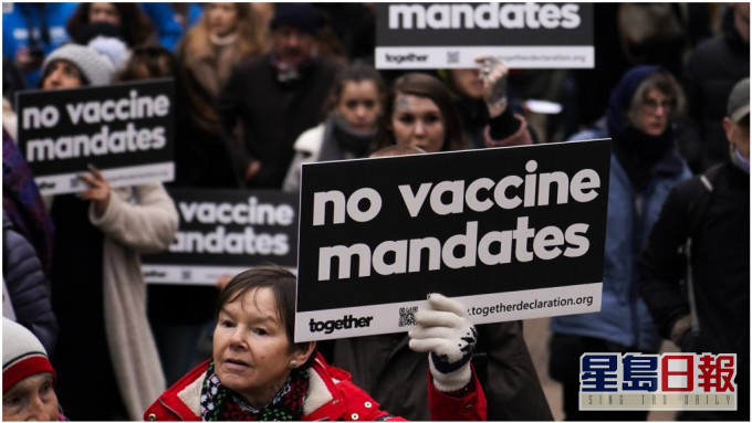 倫敦大批民眾上街反對疫苗通行證。AP