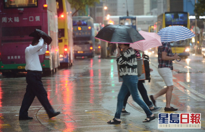 黄色暴雨警告信号生效 。资料图片
