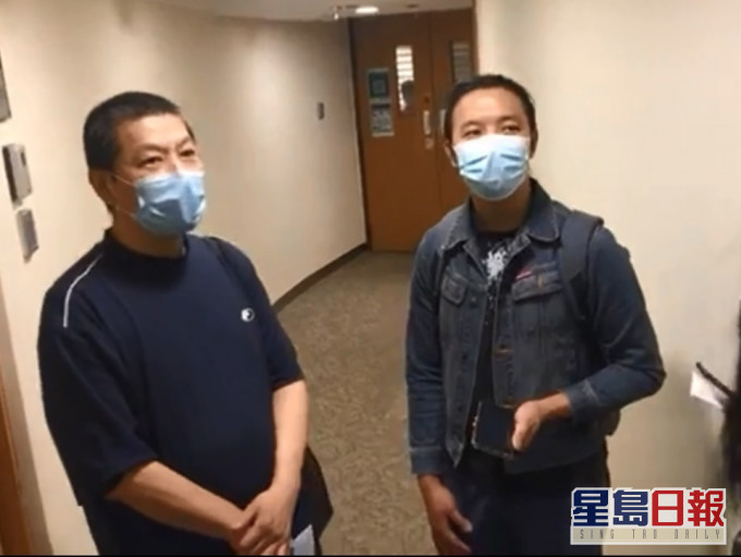事主胡先生(左)在職工盟幹事曾紀南陪同下,今早回到辦公室外。職工盟 facebook 截圖